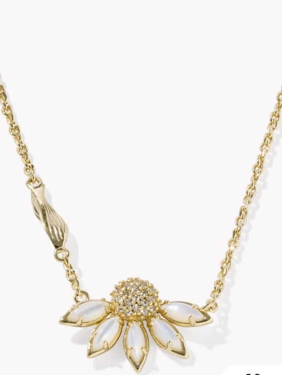 Kendra Scott Jewelry - kendra scott anya flower gold short pendant necklace
